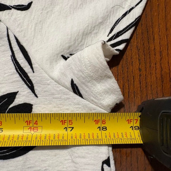 Banana Republic white blouse with black floral pattern. Size XS . Like New. - Picture 4 of 5